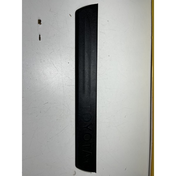 Soleira Porta Dianteira Esquerda Hilux 2016/2020 Original