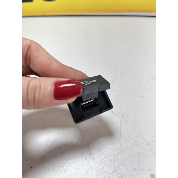 Tomada Auxiliar Usb Mitsubishi New Triton 2022/2023 Orig